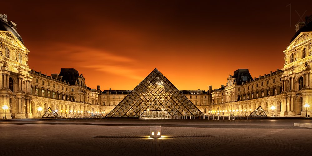Vista notturna della Piramide del Louvre da Christophe Kiciak