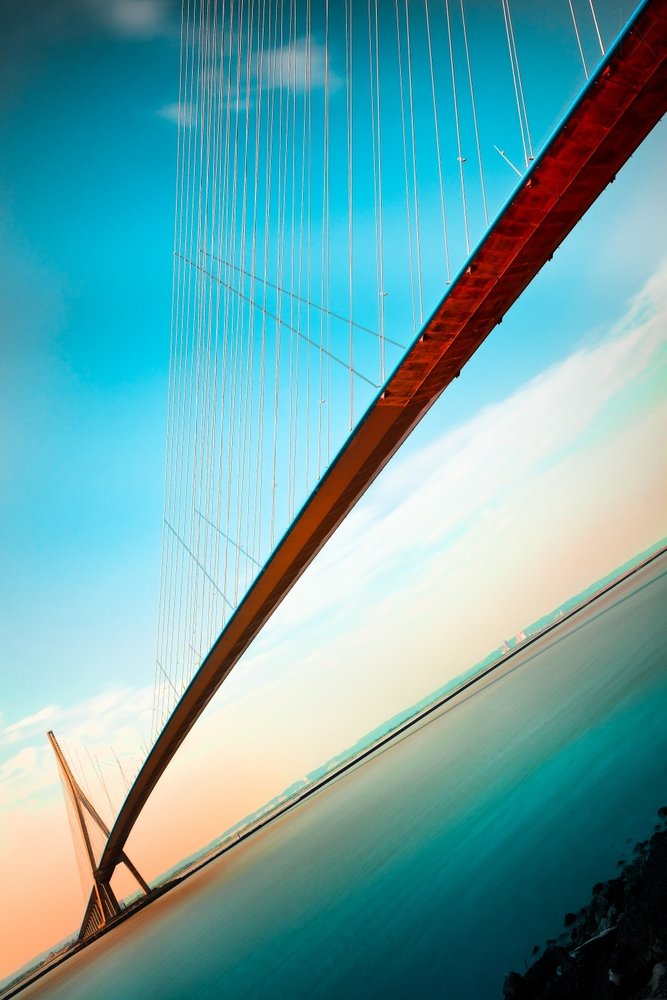 Un ponte moderno e vivace contro il cielo da Christophe Kiciak