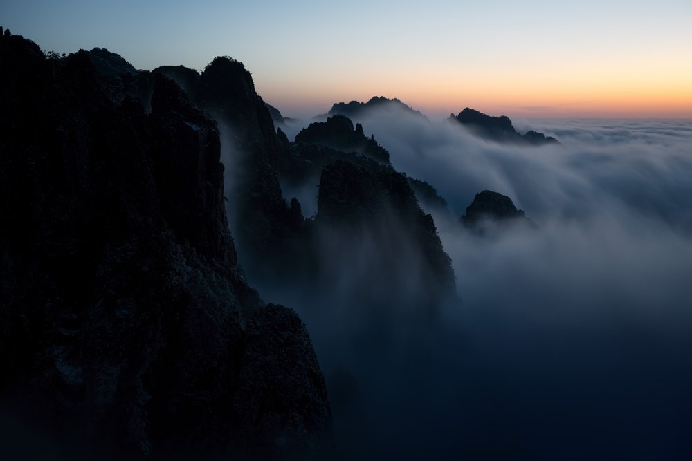 Cime montuose avvolte dalla nebbia da Chuanxu Ren