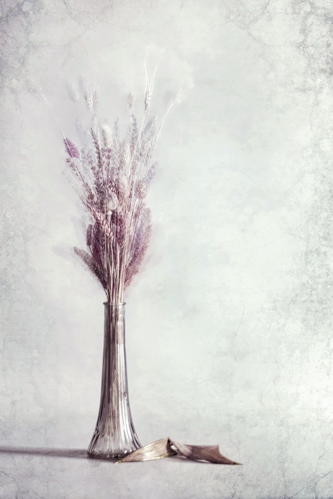 Natura morta con lavanda eterea da Cicek Kiral