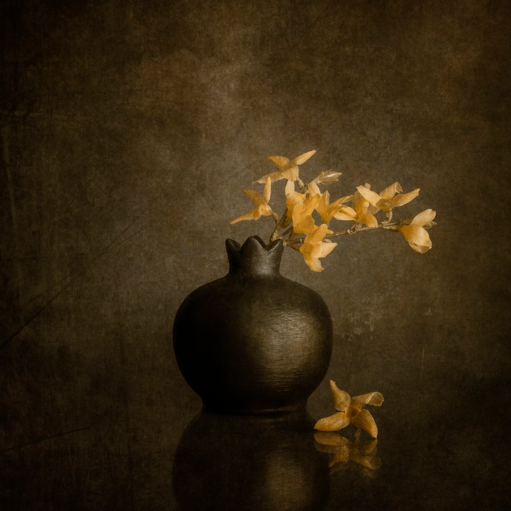 Vaso scuro "Golden Blossoms" da Cicek Kiral