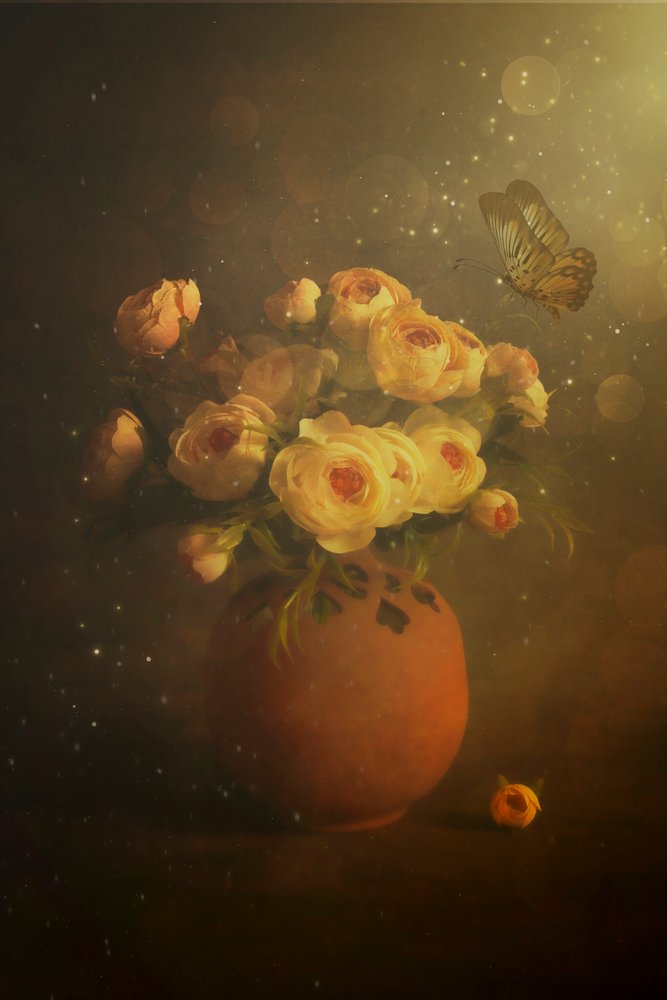 Rose dorate e farfalla da Cicek Kiral