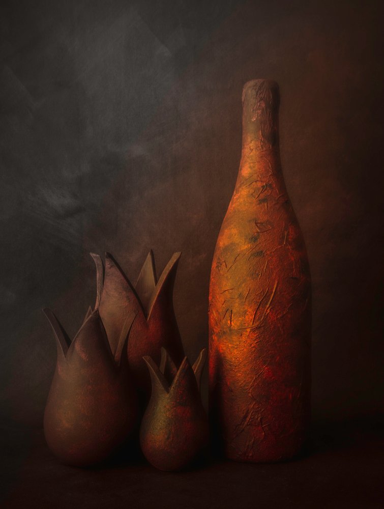 Oggetti dai toni caldi e terrosi da Cicek Kiral
