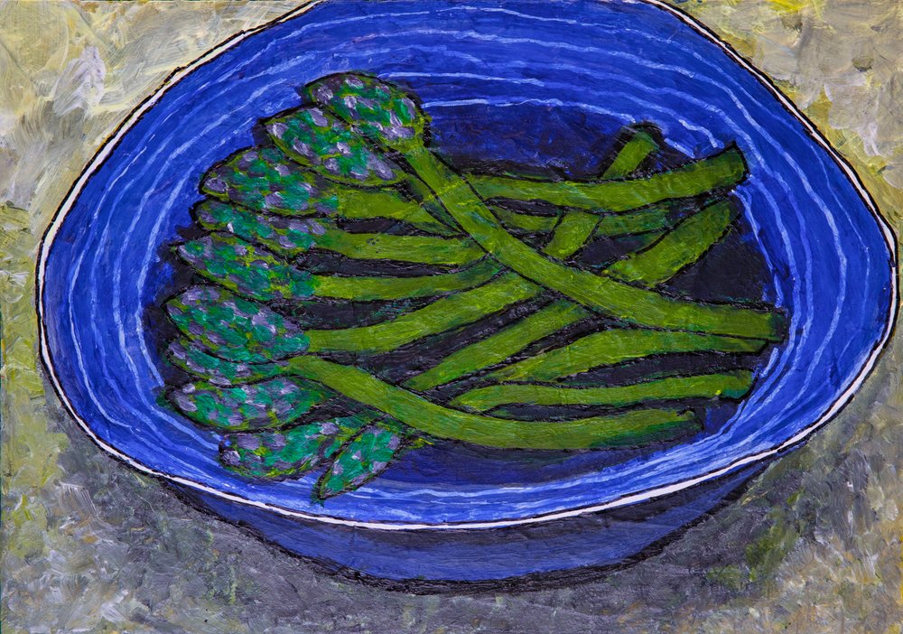 Asparagi verdi in una ciotola blu da Dale Hefer & Family