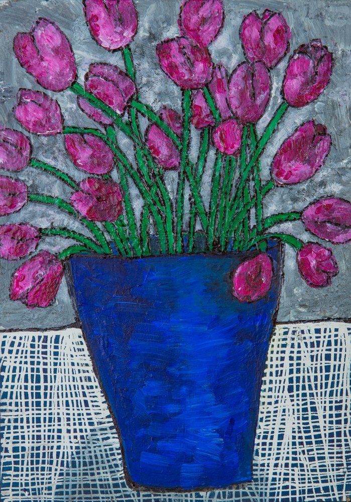 Tulipani in un vaso blu da Dale Hefer & Family