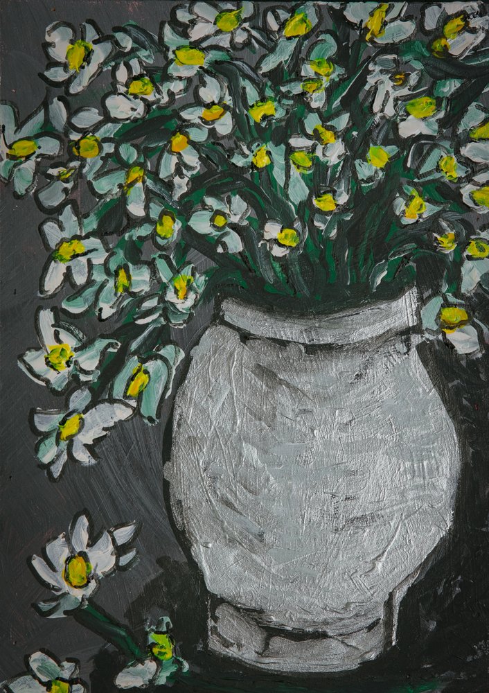 Fiori bianchi in un vaso grigio da Dale Hefer & Family