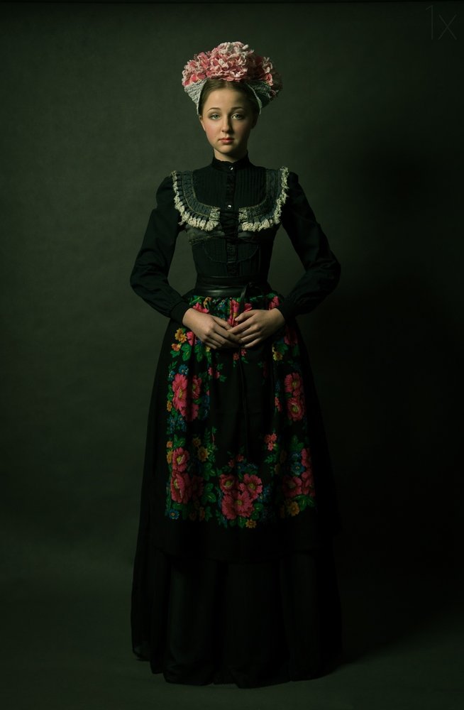 Giovane donna in stile folk floreale da Denisa Justusová Šumcová