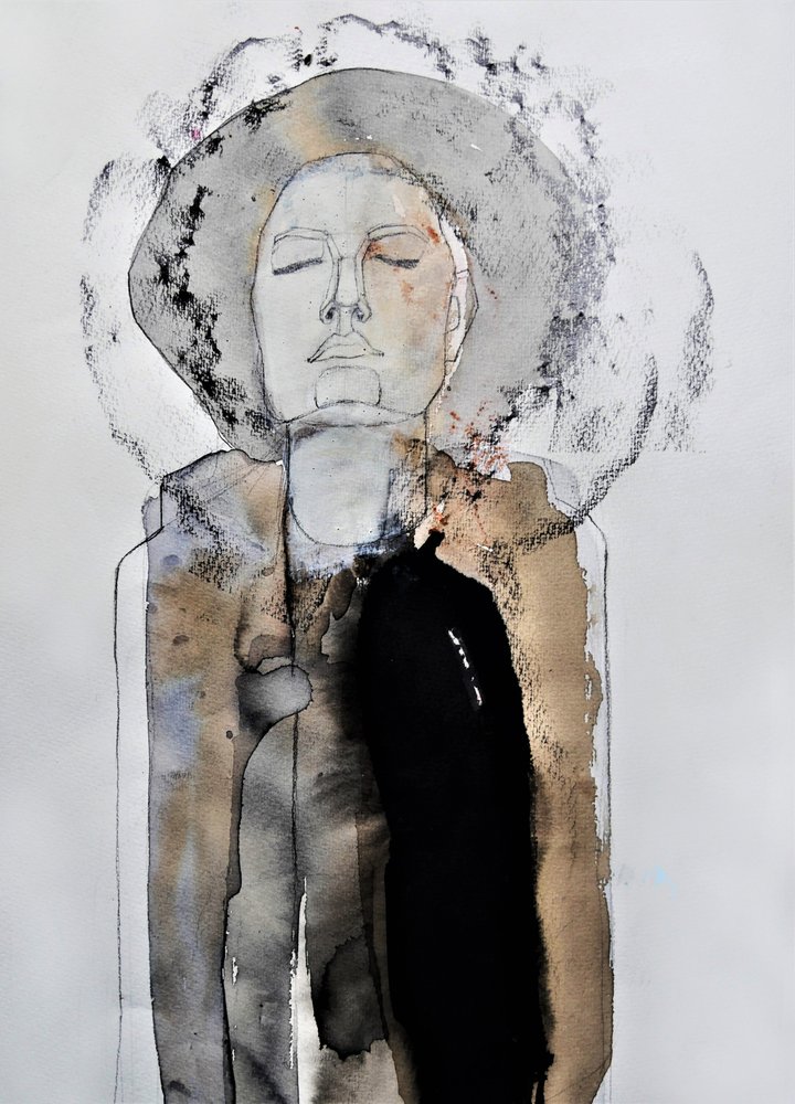 Figura contemplativa con cappello da Doris Schmitz