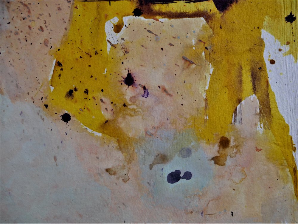 Acquerello astratto color ocra dorata da Doris Schmitz
