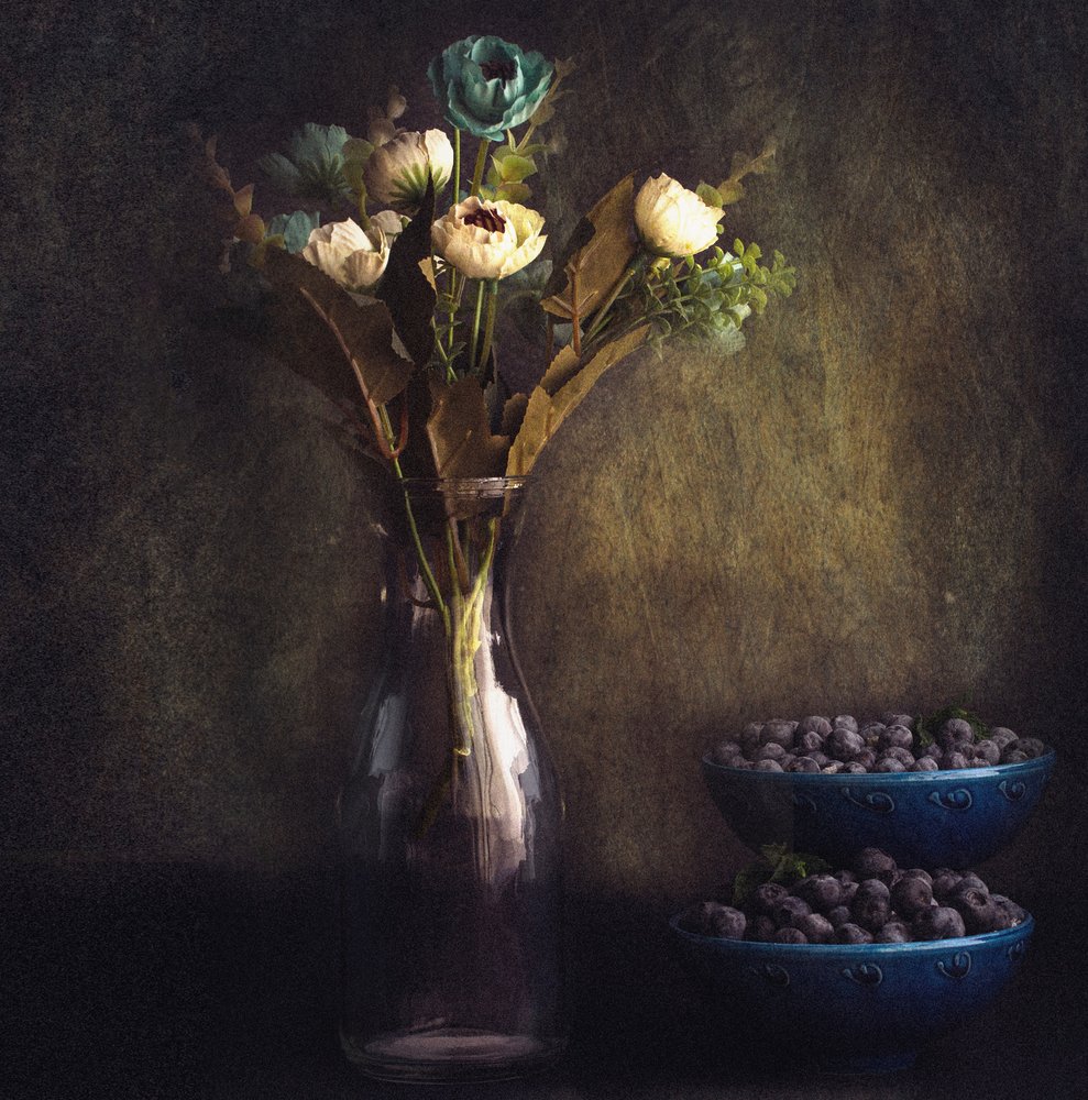 Natura morta con bacche e fiori in stile Moody da Farid Kazamil
