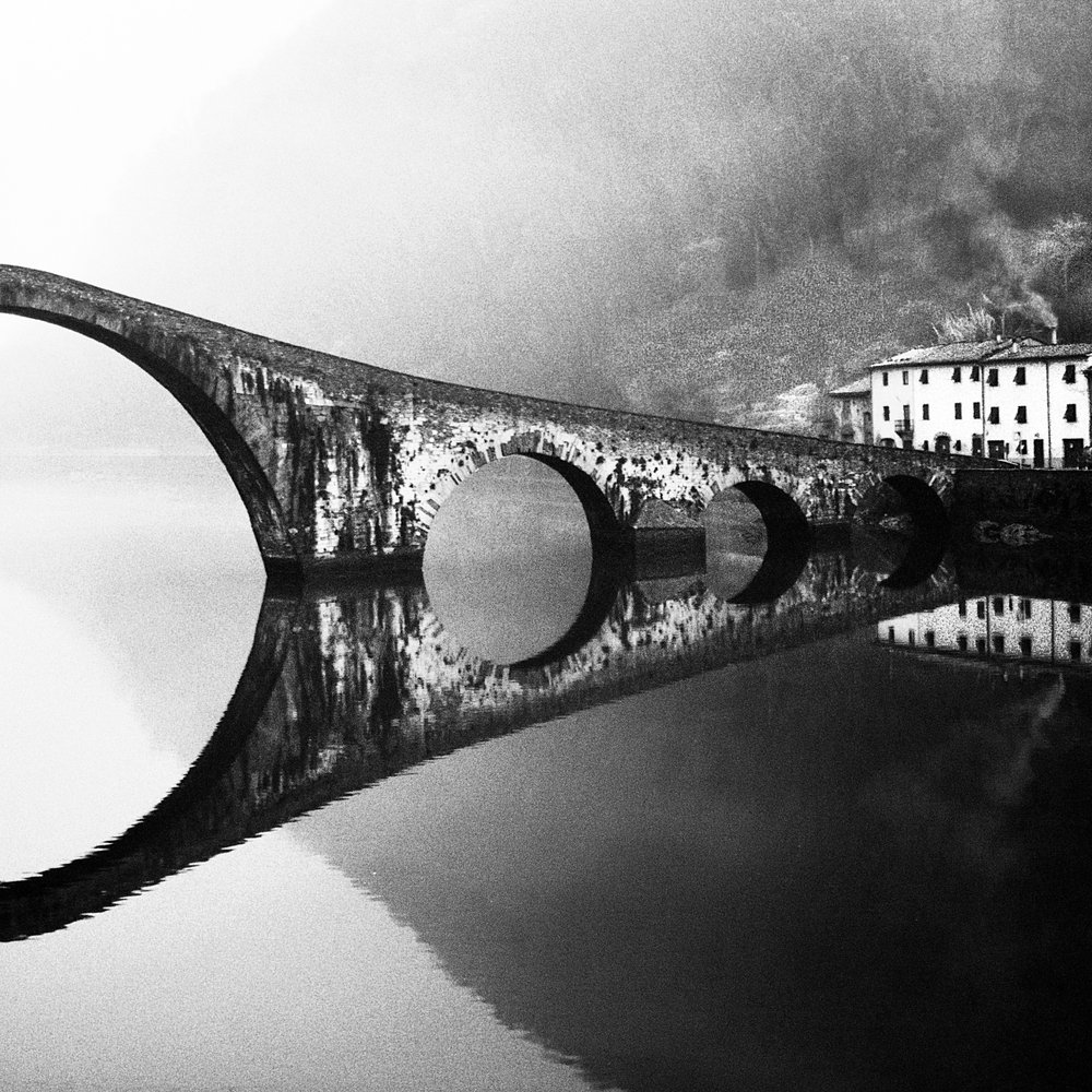 Il ponte di pietra avvolto nella nebbia da Franco Maffei