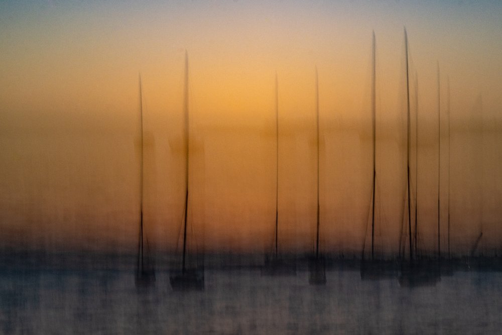 Barche a vela al tramonto sfocate da Franco Tessarolo