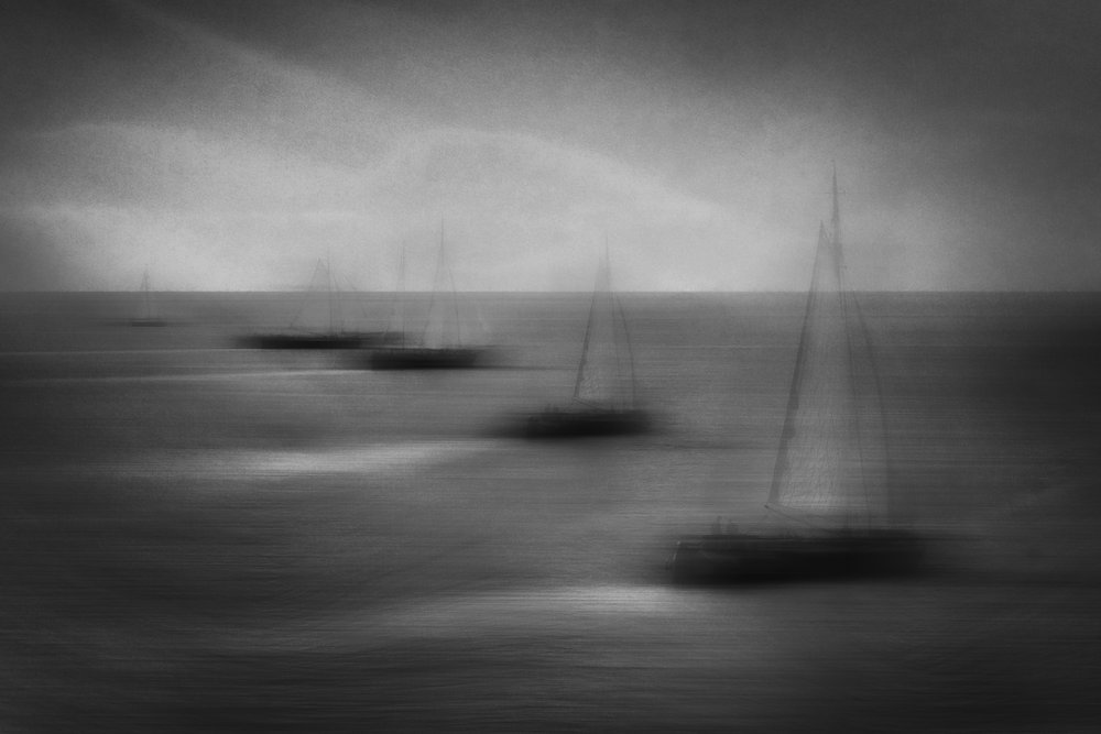 Barche a vela sfocate in mare da Greetje van Son