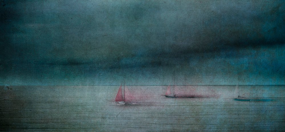 Paesaggio marino scuro con vela rossa da Greetje van Son