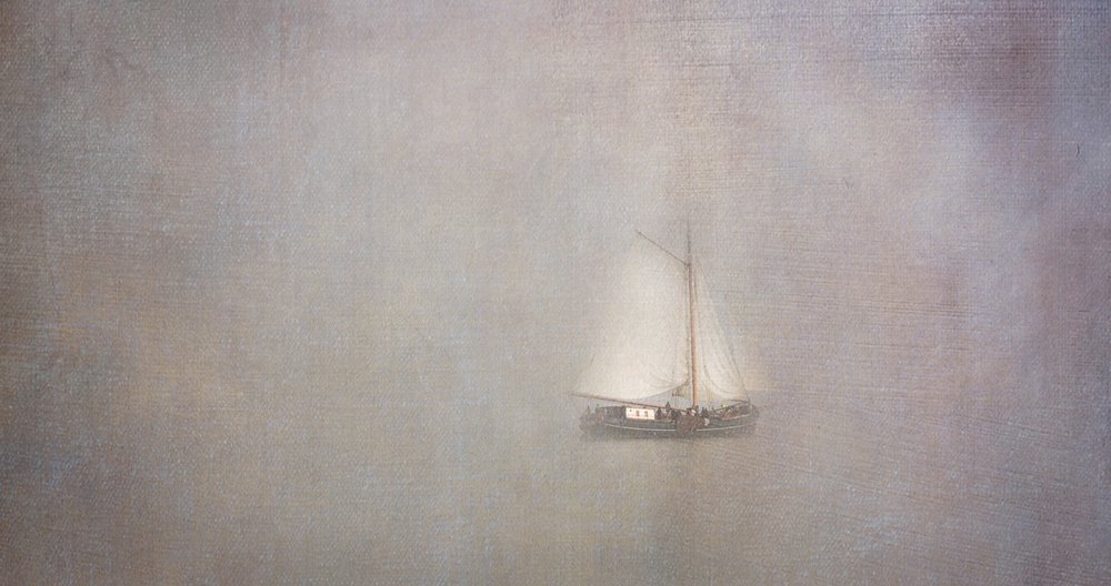 Barca a vela nella nebbia da Greetje van Son