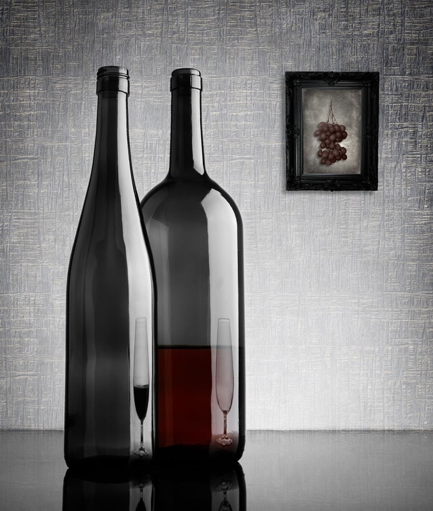 Elegante natura morta con vino da Greg Brave