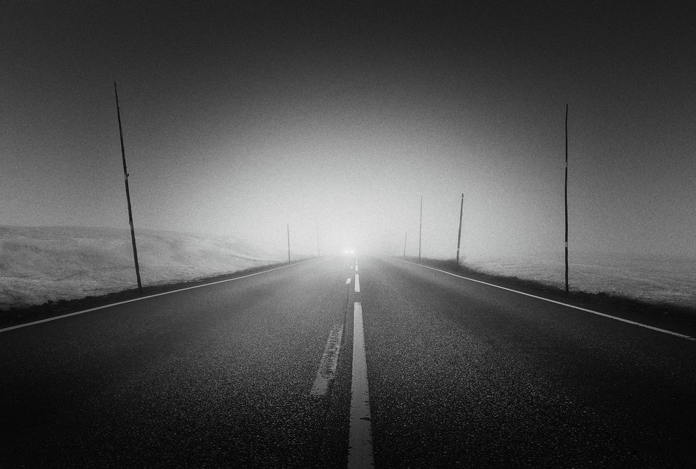 Una strada avvolta nella nebbia da Gustav Davidsson