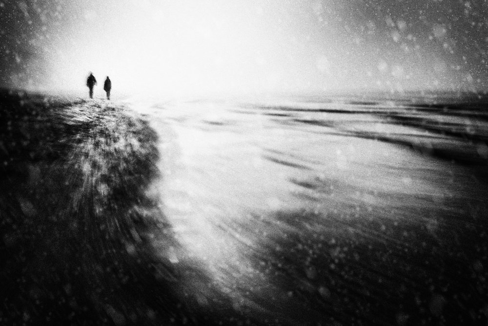 Escursionisti sulla spiaggia innevata da Gustav Davidsson