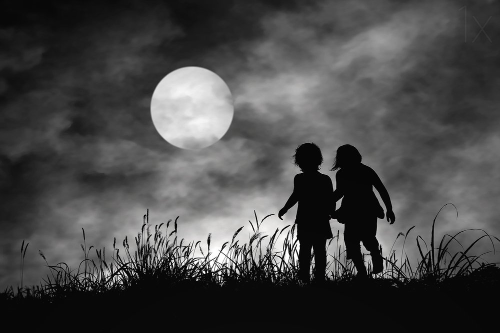 Sagome al chiaro di luna che camminano da Hengki Lee