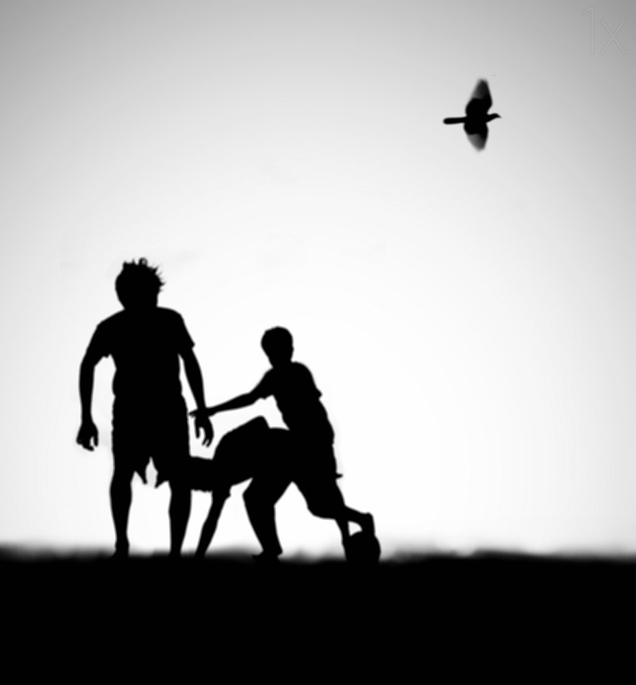 Sagome giocose nel cielo da Hengki Lee