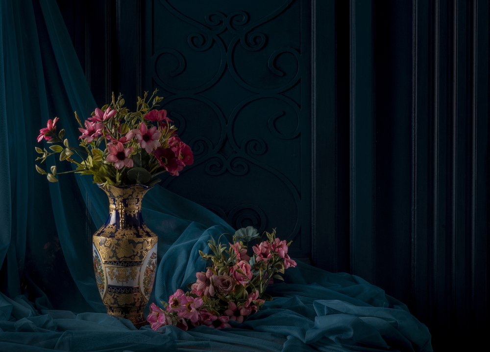 Fiori in un elegante vaso dorato da Homeira moazami