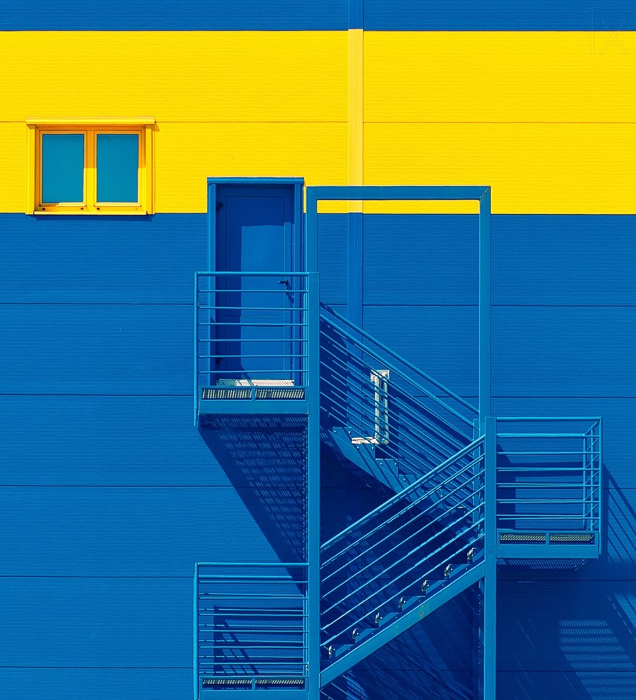 Facciata in blu, giallo e grassetto da Igor Bakotic