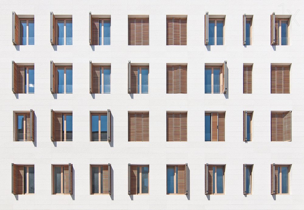 Facciata con finestre geometriche da Igor Bakotic