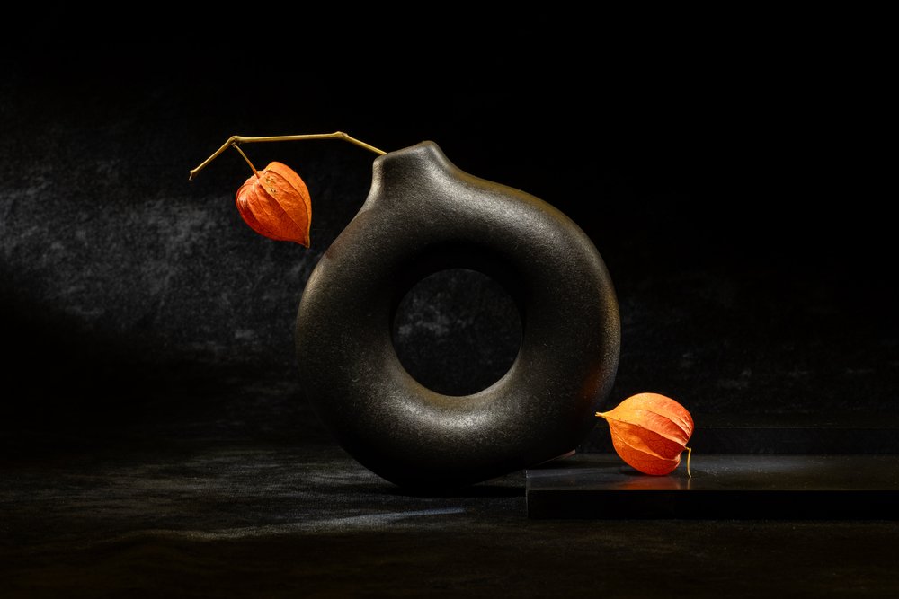 Elegante natura morta scura da Igor Kopcev