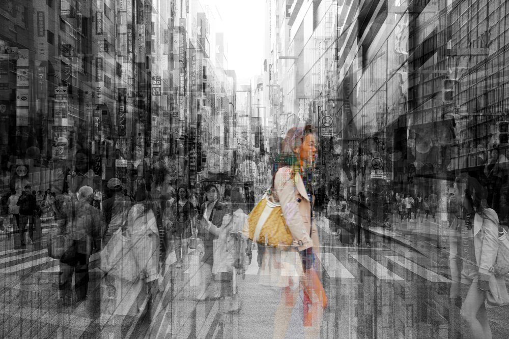 Passeggiata in città con una donna sorridente da Igor Shrayer