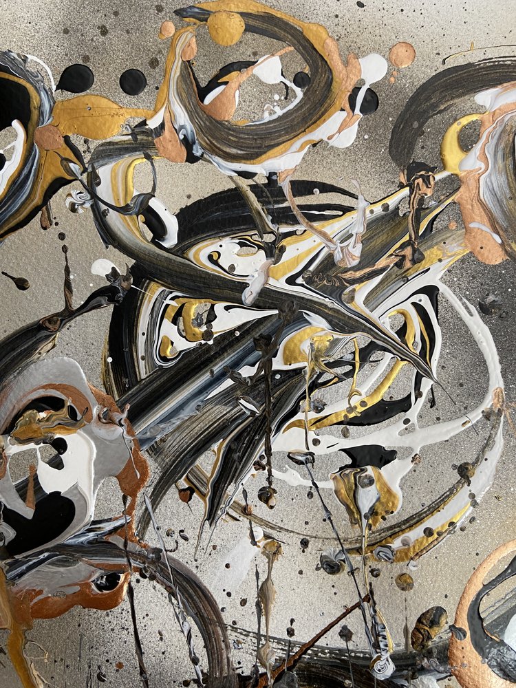 Volute dorate metallizzate da Irene Chua