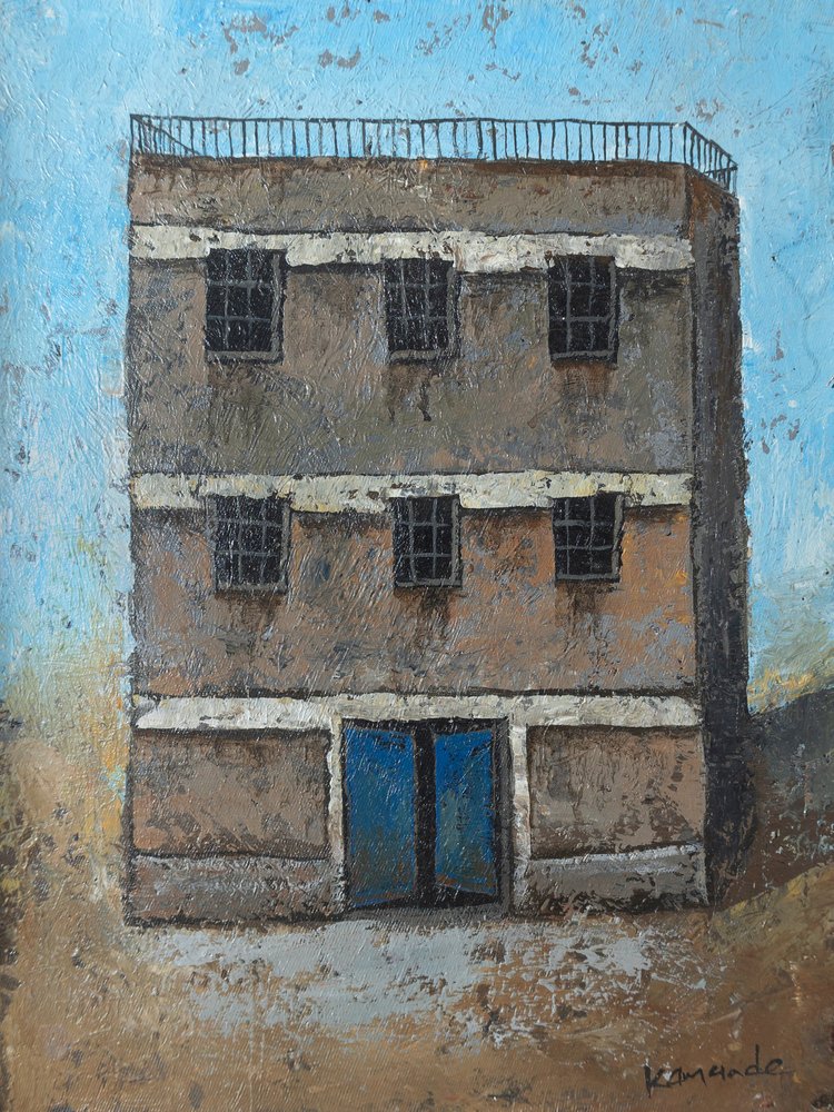 Edificio rustico con porta blu da James Kamande