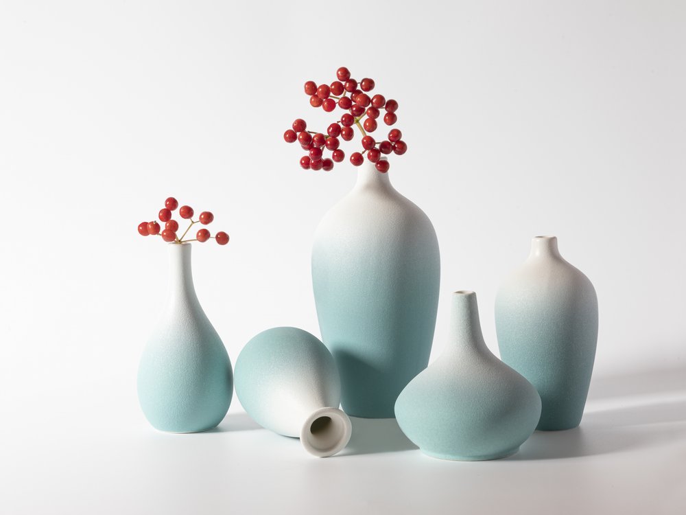 Vasi blu con bacche rosse da Jia Chen