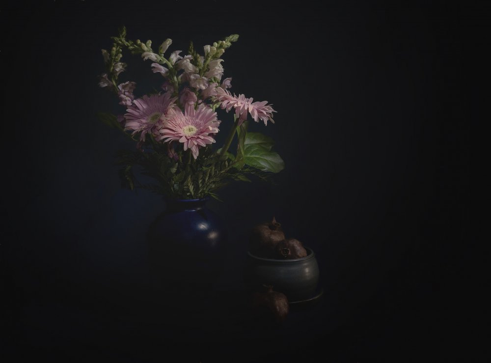 Natura morta floreale scura da John-Mei Zhong