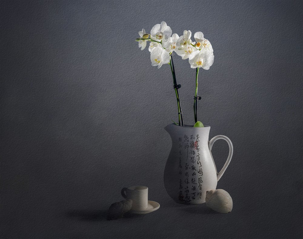 Elegante natura morta con orchidee da John-Mei Zhong