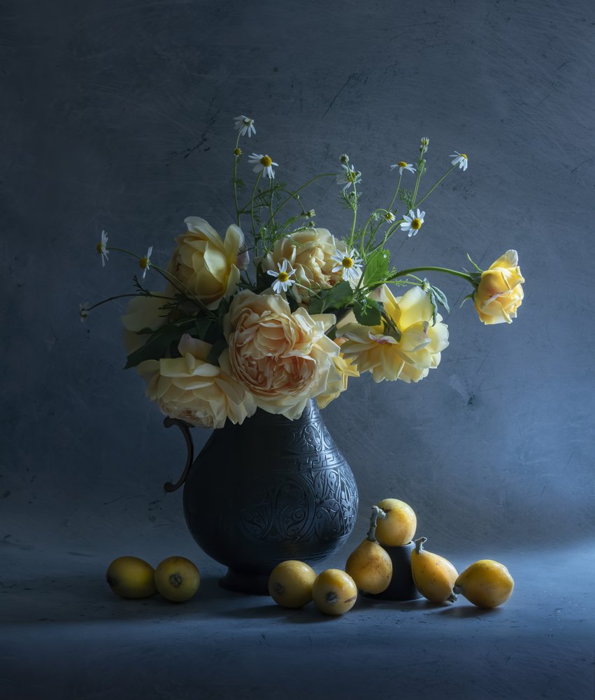Natura morta floreale scura da Judy Tseng