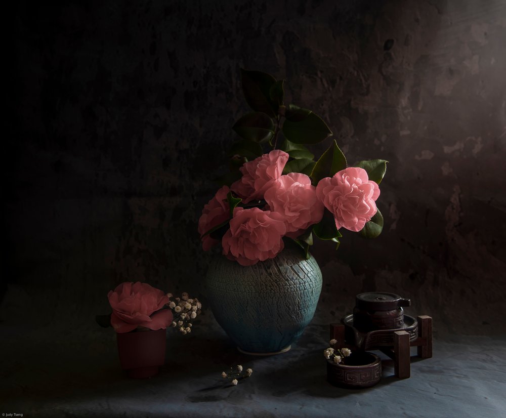 Composizione floreale "Moody Camellia" da Judy Tseng