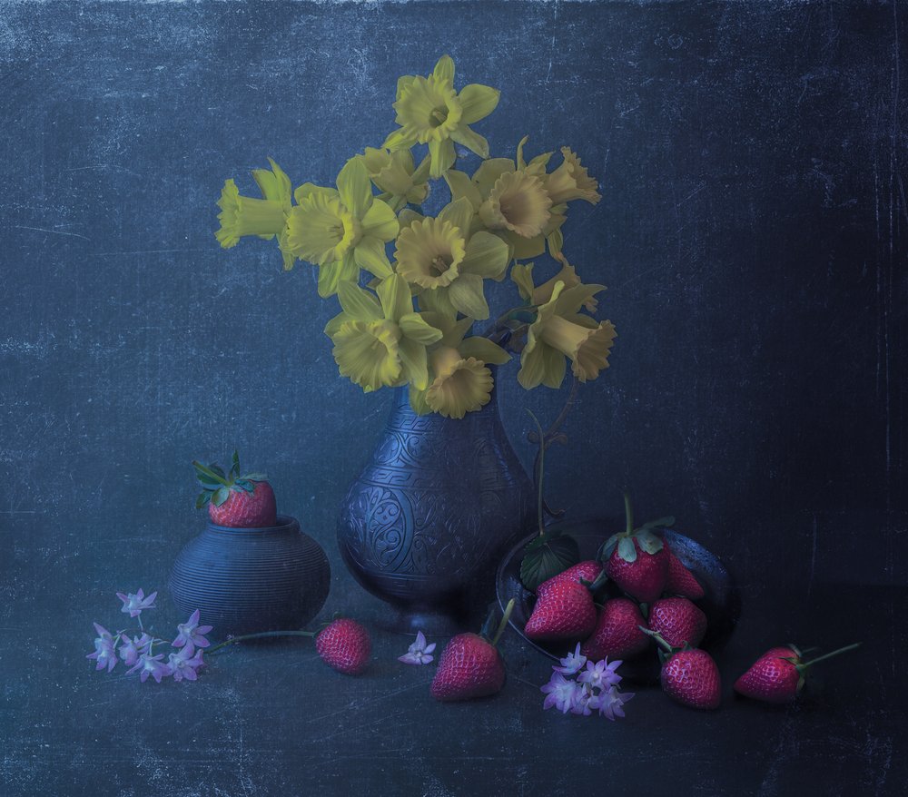 Narcisi gialli e fragole da Judy Tseng