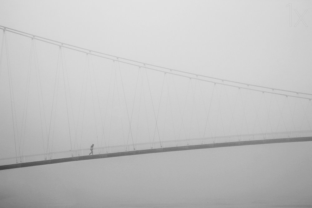 Passeggiata solitaria sul ponte avvolto dalla nebbia da Krunoslav Nevistic