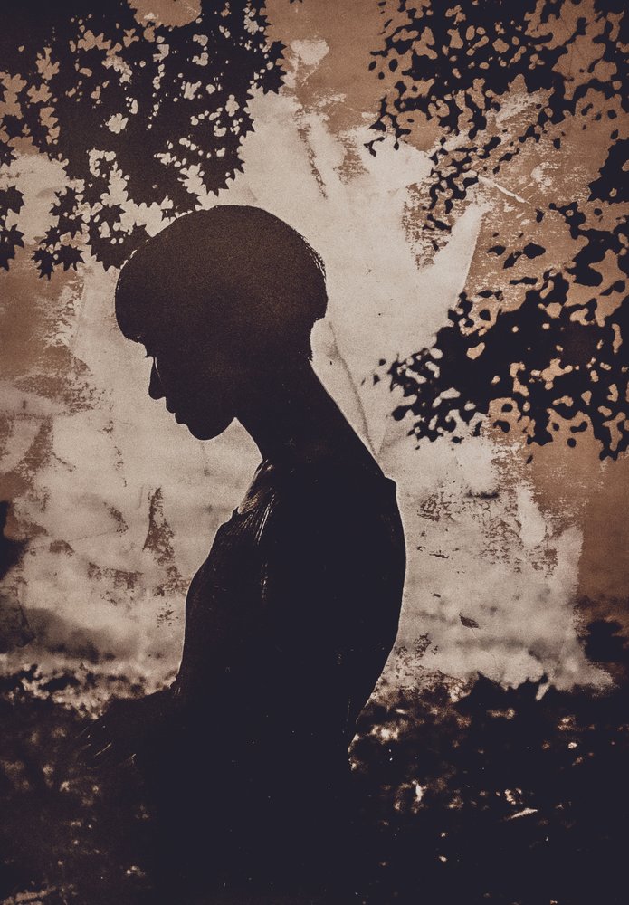 Silhouette di donna pensierosa da Kurosaki Sangan