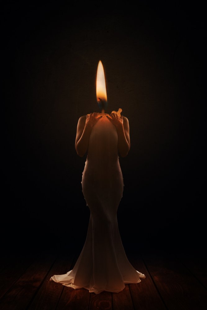 Figura eterea a forma di candela da Laura Benvenuti