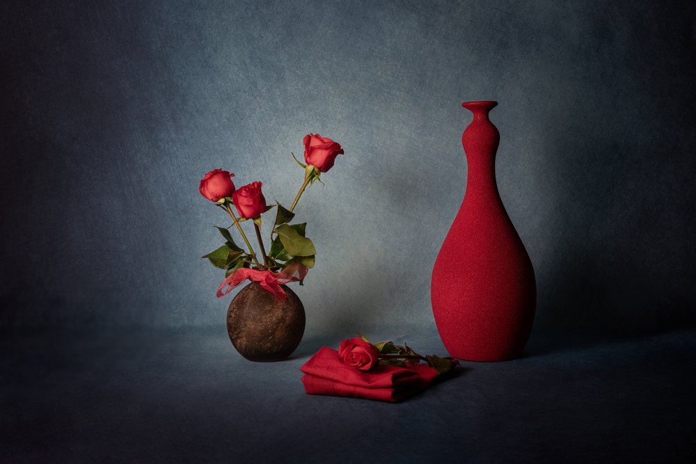 Elegante natura morta con rose rosse da Leah Xu