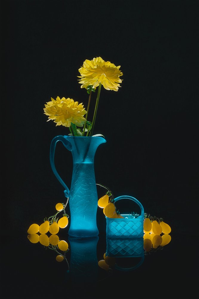 Vetro blu, fiori gialli da Lydia Jacobs