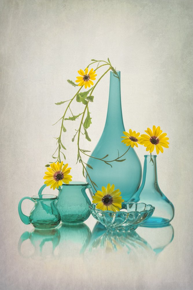 Vetro blu, fiori gialli da Lydia Jacobs