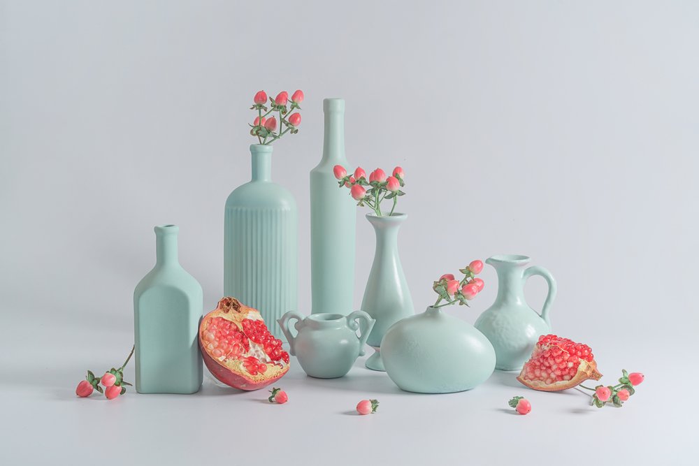 Esposizione di vasi blu con melograni da Lydia Jacobs