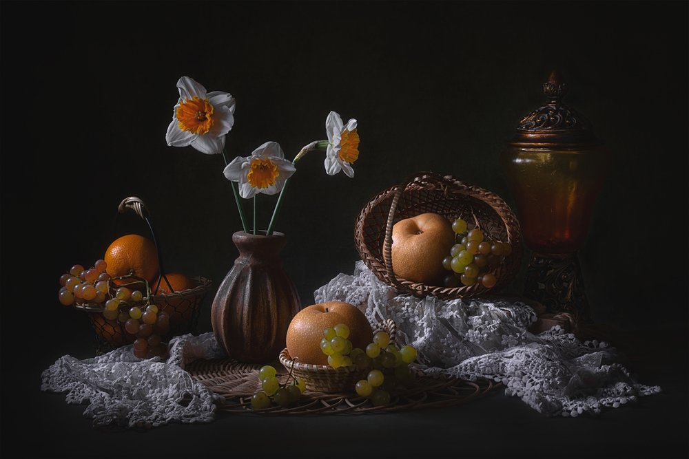 Natura morta con narcisi e frutta da Lydia Jacobs