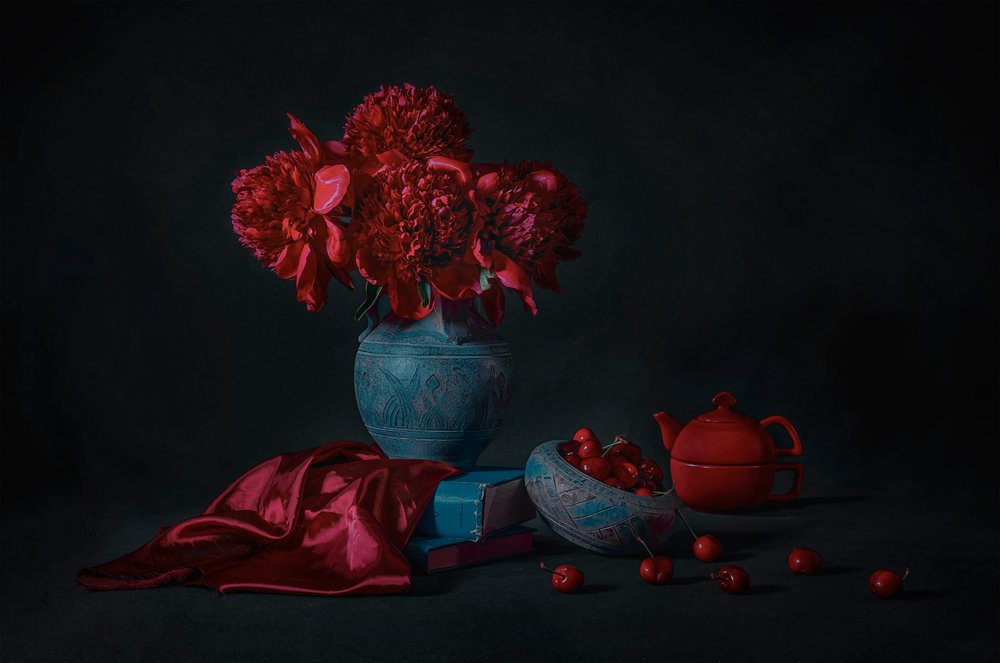 Peonie scure e ciliegie da Lydia Jacobs