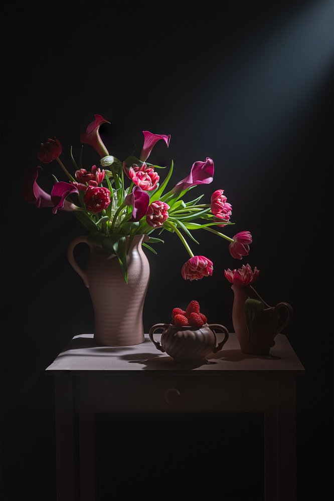 Natura morta con fiori rosa di grande effetto da Lydia Jacobs