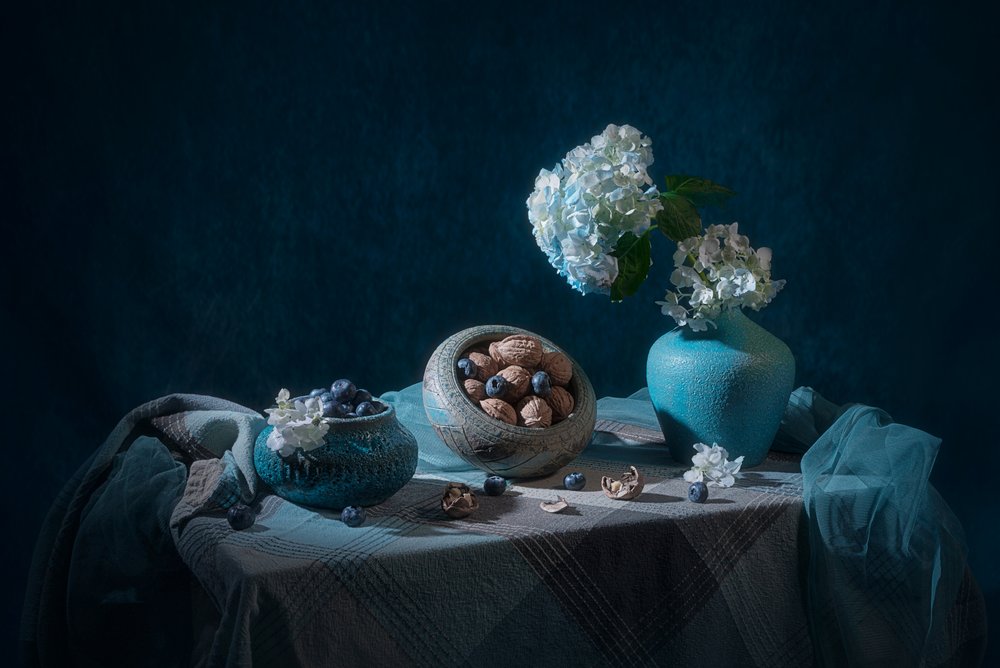 Elegante natura morta blu da Lydia Jacobs