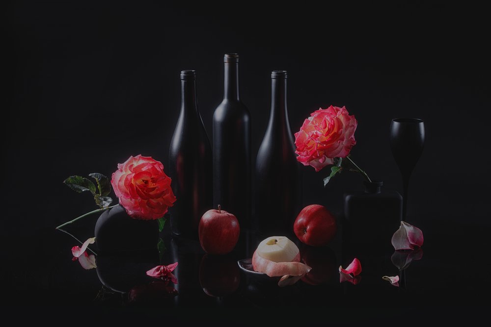 Elegante natura morta in tonalità scure da Lydia Jacobs