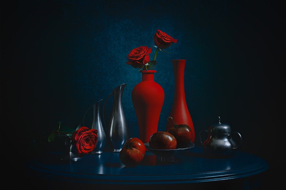 Elegante natura morta con rose rosse da Lydia Jacobs